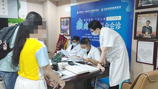 【成都癫痫病医院】【会诊现场】一号难求的北京名医会诊次日，看诊人数远超预期，明日最后一天，赶紧预约！